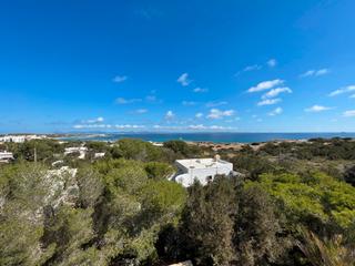 Casa  Camí s'abeuradeta. Casa con apartamento, piscina y vista mar situada entre es pujol
