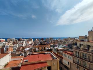 Àtic  Carrer del migdia. Ático con vistas abiertas y al mar!