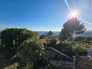 Casa adossada a Roca Grossa. Vistas abiertas y al mar!