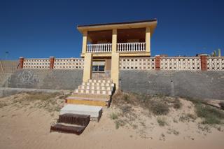 Xalet  Avenida libertad de la. Espectacular chalet con acceso desde la playa de guardamar del s