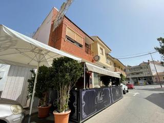 Maison  Carrer del sol. Casa unifamiliar con local comercial de restauración en benijófa
