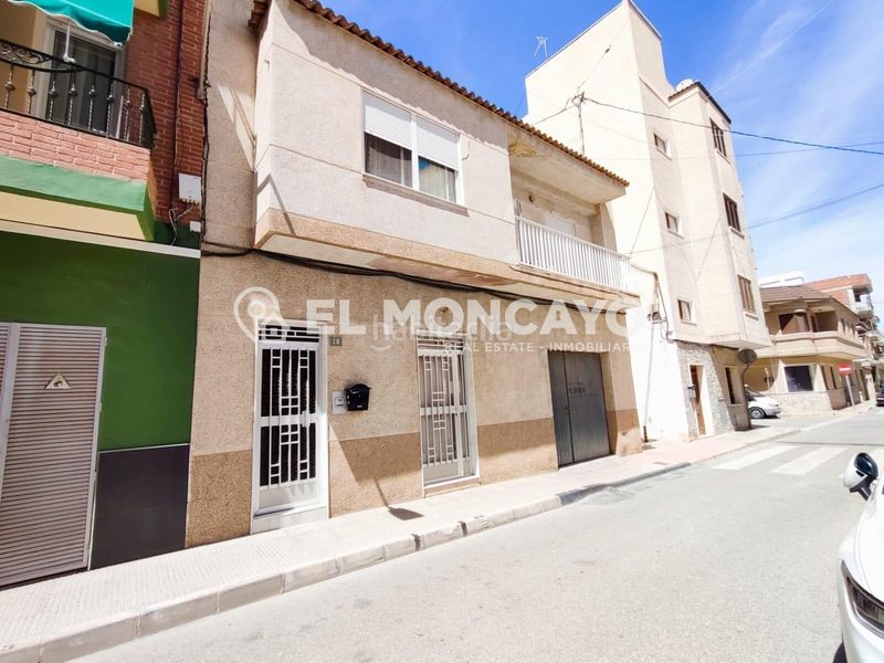 Foto 0de8884a-4edc-4b02-b8d6-9cac79ba6c64. Casa amb calefacció aparcament a Centro Rojales