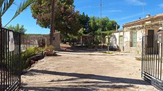 Xalet  Calle núvols. Fantástico chalet con parcela para reformar en el centro de la m