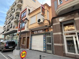 Casa en Pueblo. Vivienda con local comercial en el corazón de guardamar del segu