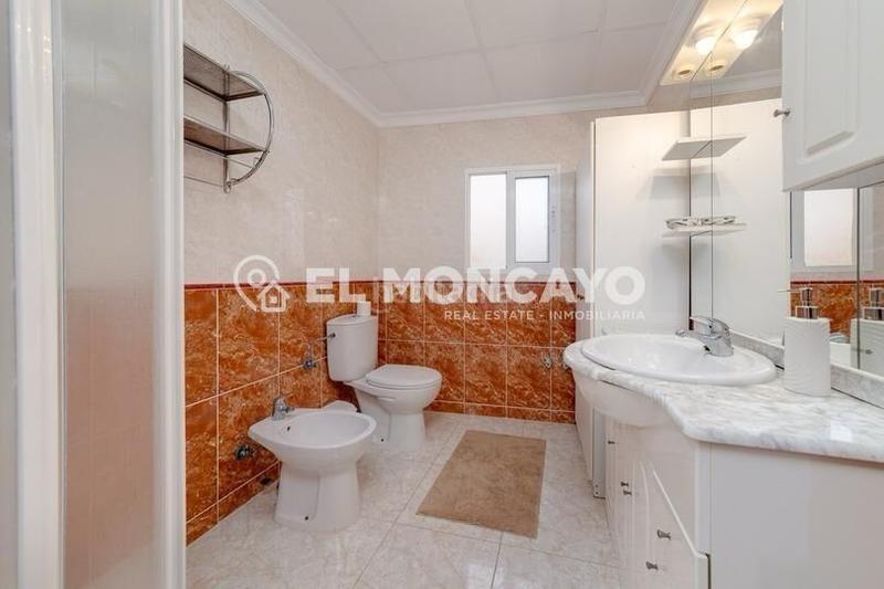 Foto 1c64b9f7-1a36-43b2-8684-e9767c970413. Casa adossada amb calefacció a Pueblo Guardamar del Segura