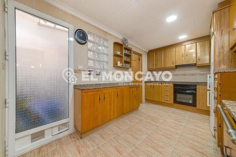 Foto c6ae5ecb-c2bc-457a-92ee-bff0e975bfc0. Casa adossada amb calefacció a Pueblo Guardamar del Segura