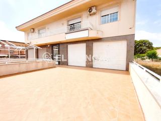 Casa adosada  Calle pintor sorolla. Fantástica vivienda adosada con local comercial, ideal para inve