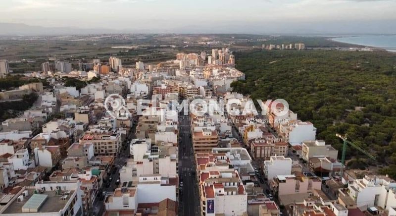 Foto 15b4eacc-db9a-4766-a3f7-620af7bb52bf. Edificio fantástico edificio a la venta, antiguo hostal, a 700m de las playas , alicante en Guardamar del Segura