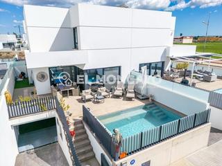 Chalet  Calle maria moliner. Fantástico chalet independiente con piscina privada en dolores,