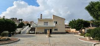 Chalet en Almoradí. Impresionante villa independiente de 4 dormitorios con piscina y