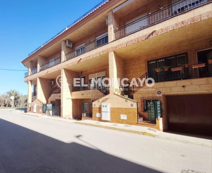 Foto b613ff72-bc04-4558-b81b-476df707be14. Casa adossada amb aparcament a Catral