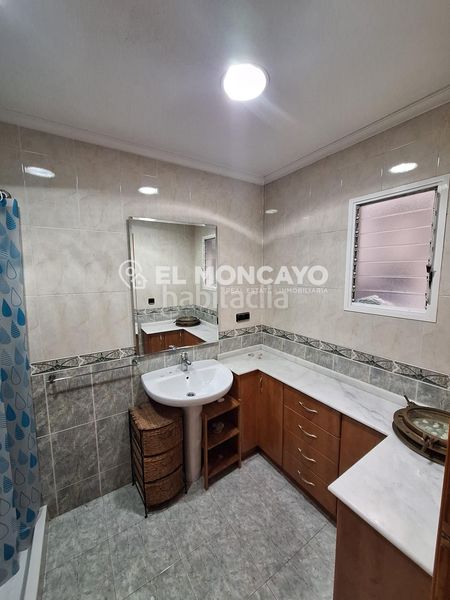 Foto dc62ad52-2552-478a-863e-51923ba3c9fe. Casa adossada amb aparcament a Catral