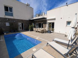 Maison jumelée à Calle alc joaquin alberca 7. Fantastico chalet seminuevo en daya vieja, alicante, costa blanc