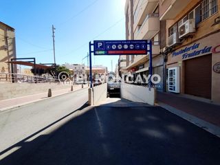 Parking voiture à Pueblo. Exclusiva plaza de aparcamiento en el centro de guardamar del se