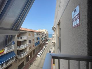 Apartament a Guardamar Playa. Amplio apartamento de 3 dormitorios con terraza y vistas al mar