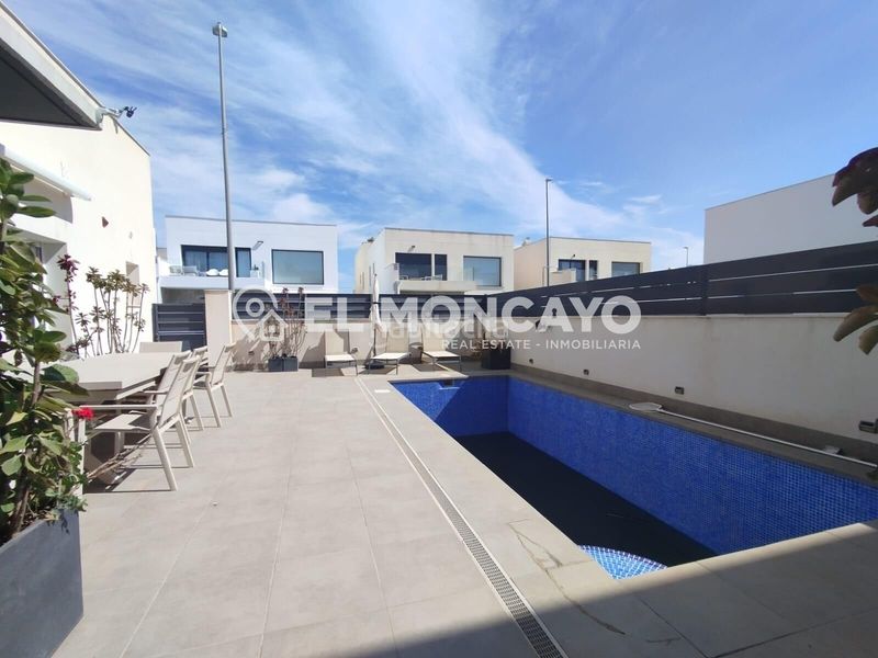 Foto 08d2b9fc-b918-479c-9428-3ab94ed05656. Alquiler casa adosada en calle alc joaquin alberca 7 fantastico chalet seminuevo , alicante, costa blanca en Daya Vieja