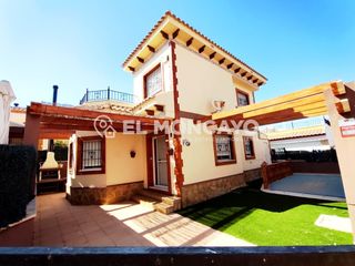 Chalet in Bigastro. Fantástico chalet independiente con piscina privada en una exclu
