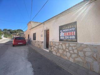Maison à Centro. Casa baja con garaje, solárium y patio interior en una zona tran