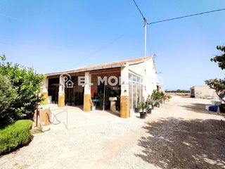 Casa in Las Bayas. Fantástica casa de campo con parcela en la zona del campo de elc