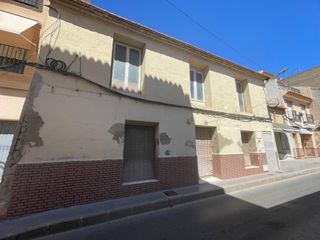 Casa  Calle heroes d africa. Gran casa de 5 dormitorios con amplio patio interior y gran pote