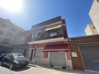 Casa en Centro. Gran vivienda con garaje, patio y solárium privado en rojales