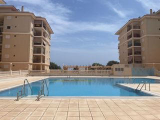 Apartament a Los Europeos. Amplio apartamento con gran terraza a pocos pasos de la playa de