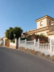 Casa a Benimar. Casa en benimar con gran jardín, solárium privado y amplios espa