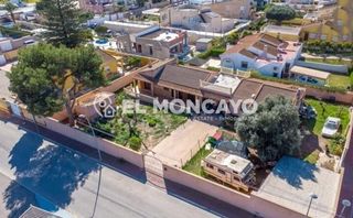 Xalet a Los Balcones-Los Altos. Fantástico chalet independiente con jardín privado en la exclusi