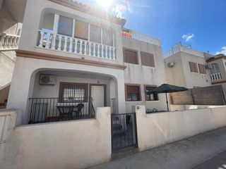 House in Daya Vieja. Bungalow en planta baja con jardín privado y piscina comunitaria
