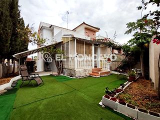 Reihenhaus in La Marquesa. Fantástico chalet adosado a escasos metros del exclusivo campo d
