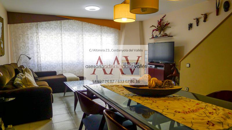 Foto 3bb6ea70-7791-4aa4-9781-0aa73eec634c. Semi detached house with fireplace heating parking in Cerdanyola del Vallès