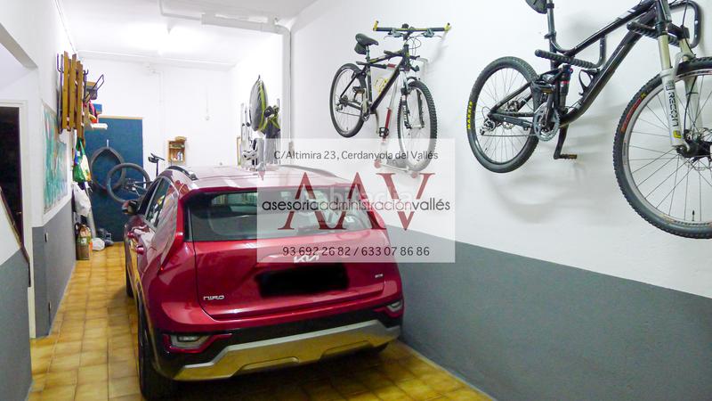 Foto 3bd96e6f-2141-4734-a948-c1cbbc47008d. Semi detached house with fireplace heating parking in Cerdanyola del Vallès