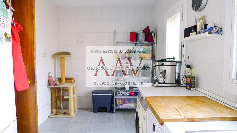 Foto 4665ed2b-91bf-4e9d-8caa-0beb023b0d1b. Semi detached house with fireplace heating parking in Cerdanyola del Vallès