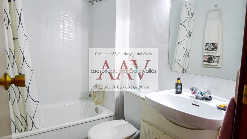 Foto 85e06f04-c1c3-4e9e-9e01-0f1f21a4f970. Semi detached house with fireplace heating parking in Cerdanyola del Vallès