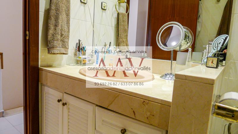 Foto b5e7634a-55de-4fde-9be8-131f6fe2bc1c. Semi detached house with fireplace heating parking in Cerdanyola del Vallès