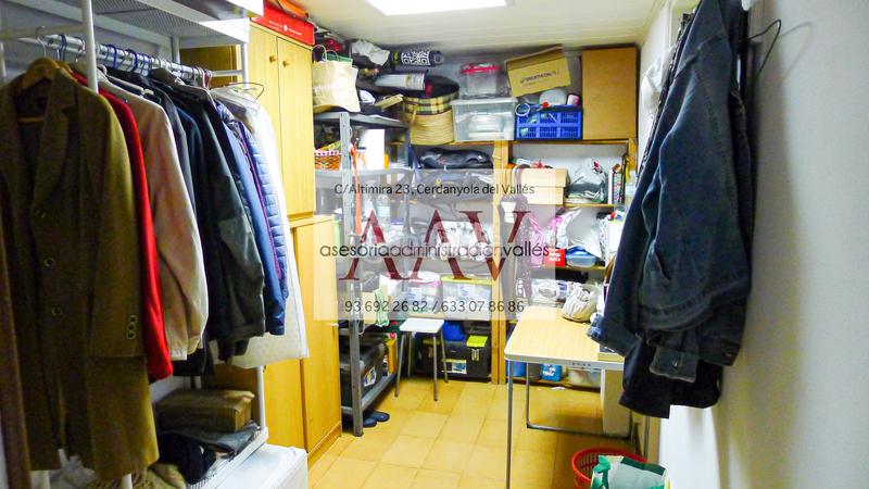 Foto dd406286-1ba6-4bea-bda5-f20fda0ca61a. Semi detached house with fireplace heating parking in Cerdanyola del Vallès