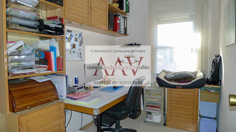 Foto f4e487c4-da6f-4580-8838-f266e0c7acf0. Semi detached house with fireplace heating parking in Cerdanyola del Vallès