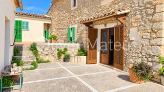 Haus in Selva. Oportunidad casa mallorquina en selva con patio-terraza y garaje