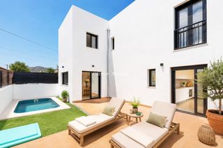 Towny house in Son Serra-Sa Vileta. Casa pareada renovada con piscina privada y gran garaje en la vi