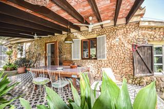 Mas à Puigpunyent. Preciosa parcela rústica con una acogedora casa y espacio con pi
