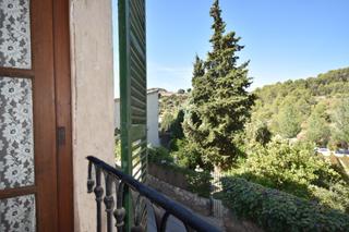 Mas à Puigpunyent. Casa de pueblo con mucho carácter y bonito jardín en el encantad