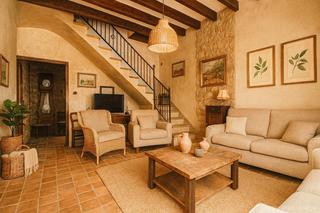 Bauernhof in Puigpunyent. Casa de pueblo con mucho carácter y bonito jardín en el encantad