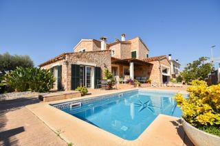 Chalet in Pòrtol. Chalet en portol con piscina y jardín privado