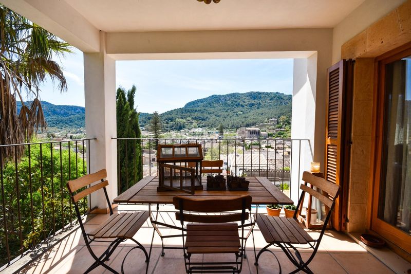 Foto 0c59fefa-f555-475a-b209-e1f863257d04. Casa encantadora casa de pueblo con terreno y piscina además de unas magníficas vistas a las montañas y al pintoresco pueblo de esporl en Esporles