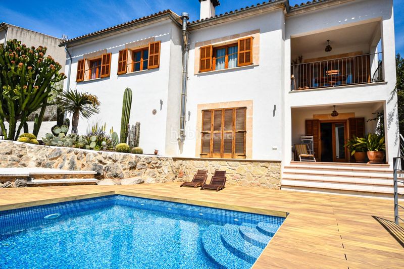 Foto dafb00e6-fbd2-455d-b8a9-20e7a50e6b44. Casa encantadora casa de pueblo con terreno y piscina además de unas magníficas vistas a las montañas y al pintoresco pueblo de esporl en Esporles