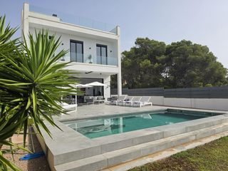 Chalet in Cala Pi-Vallgornera. Villa moderna con piscina privada y vistas al mar en vallgornera
