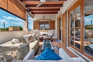 Casa aparellada a Bunyola. Elegancia, luz natural y privacidad en chalet pareado con jardn