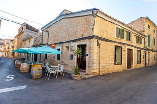 Locale commerciale in De pere estruch 1. Se vende restaurante emblemático en binissalem en auténtico casa