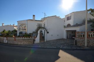 Casa in Las Atalayas-Urmi-Cerro Mar. Chalet en calle uruguay