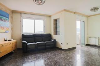 Pis  Calle cam vell de la colnia. Vivienda de 3 habitaciones, un saln comedor amplio, bao y coci